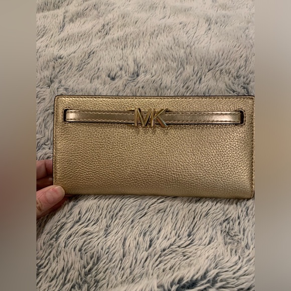 NWT Michael Kors Reed Large Snap Wallet Clutch Pale Gold Pebbled Leather - Picture 1 of 4